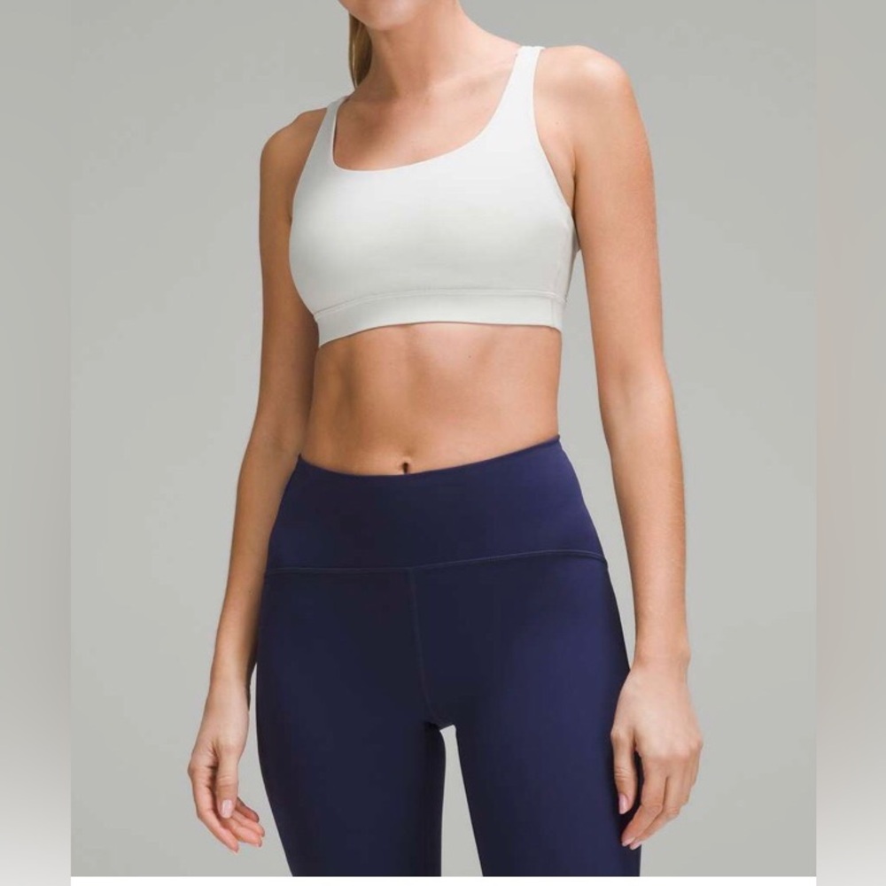 PREOWNED white LULULEMON SZ 6 with padding inserts